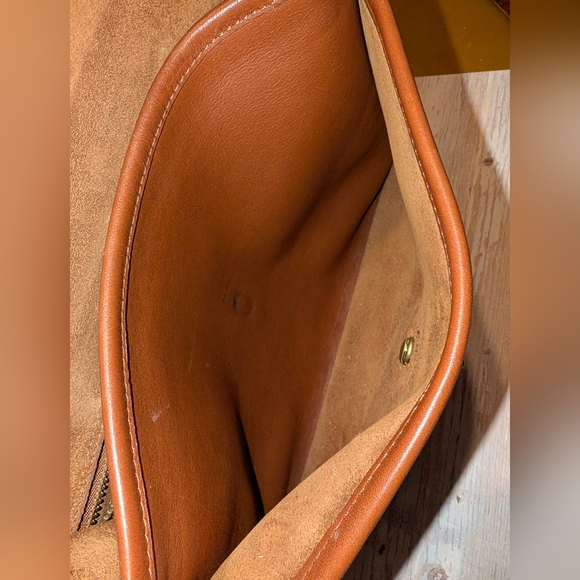 Vintage Coach Willis Leather Crossbody Bag in British Tan - Picture 11 of 16